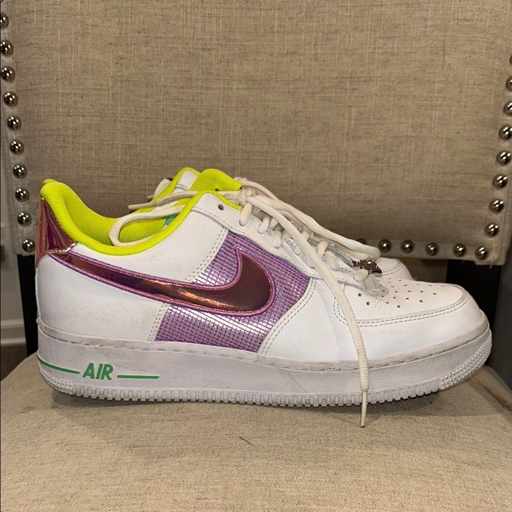 Nike Women’s White and Purple Sneakers - Picture 3 of 9